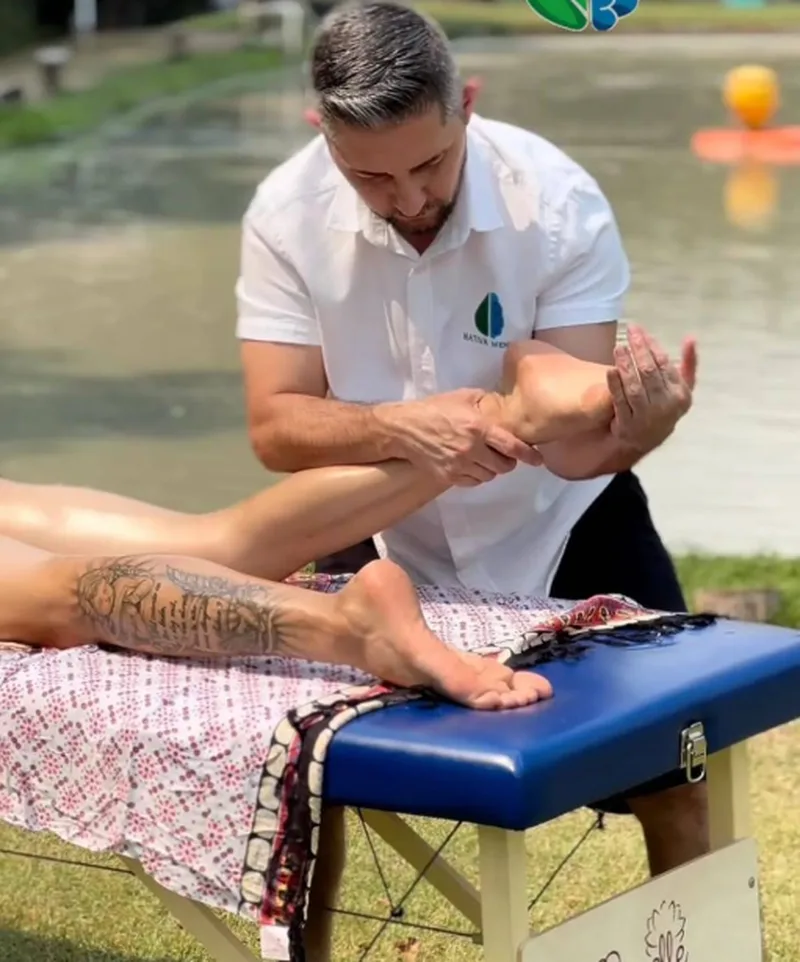 Alessandro aplicando técnica manual em um paciente