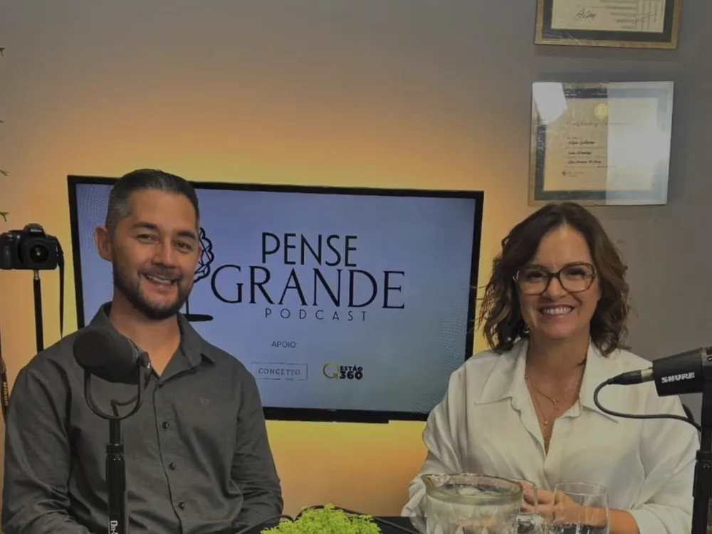 Alessandro durante a gravação do Pense Grande Podcast