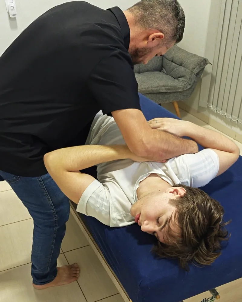 Alessandro realizando um ajuste quiroprático na coluna torácica